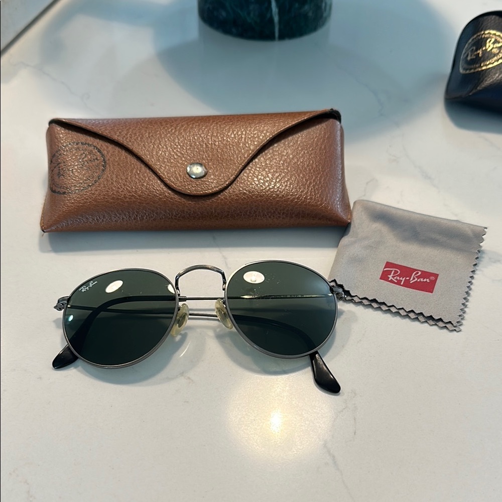 Ray-Ban Round Metal Sunglasses - Black and Gold